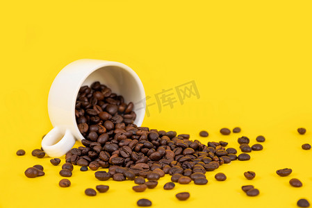 咖啡豆创意咖啡黄色背景摄影图配图