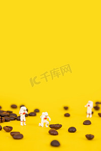 海报素材摄影照片_咖啡豆微缩创意咖啡素材黄色背景摄影图配图