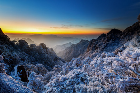 冬季旅行佛晓山峰山区摇动摄影图配图