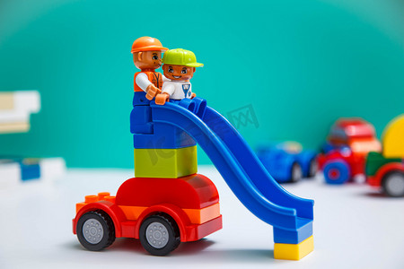 桌面上的开发儿童益智类乐高玩具塑料滑梯摄影图配图