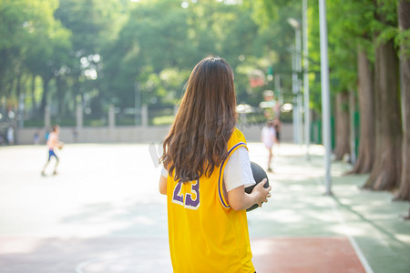 美女运动员篮球女性女生球服摄影图配图