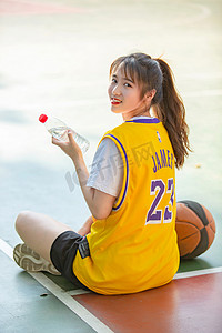 女生喝水摄影照片_美女打球篮球女性夏天摄影图配图
