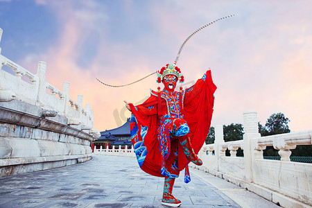 粤剧脸谱摄影照片_国朝复兴白天变脸男艺人天坛公园表演变脸摄影图配图