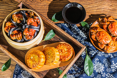 中秋节月饼摄影照片_中秋节早上大闸蟹月饼室内美食摄影图配图