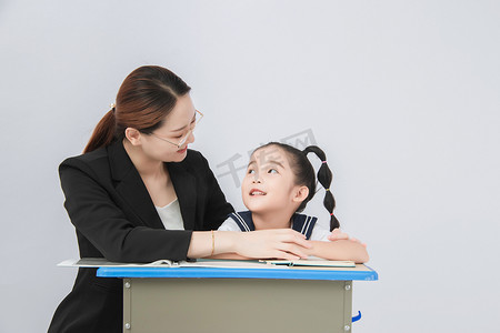 教师节白天女老师学生室内辅导摄影图配图