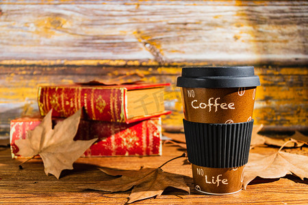秋季早上树叶书本室内咖啡摄影图配图