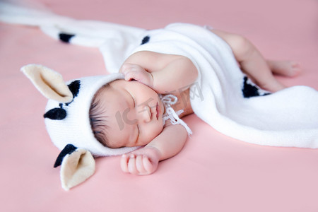 婴儿人像新生宝宝三胎睡觉的小宝宝摄影图配图