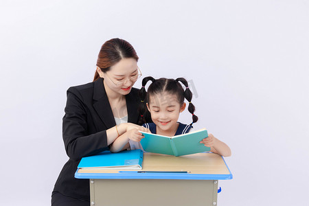 教师节白天学生老师教室讲课摄影图配图