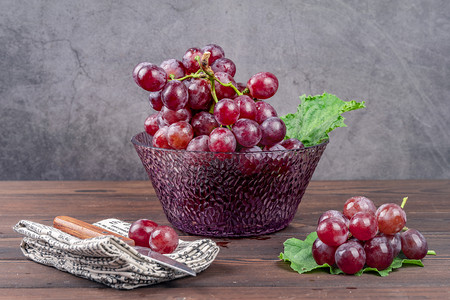 果盘时令鲜葡萄可口水果摄影图配图