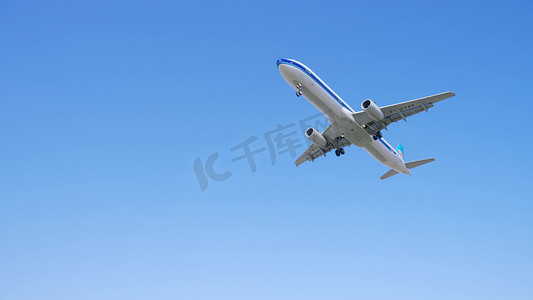 纸飞机花纹摄影照片_空客客机飞机航班滑翔降落降格