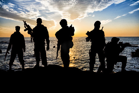 夕阳战士剪影国庆节抗日士兵海边创意合成摄影图配图
