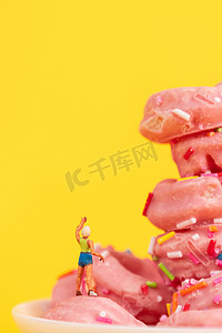 甜甜圈微缩创意甜点美食黄色背景摄影图配图