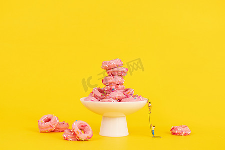 甜点甜品甜甜圈创意黄色背景摄影图配图