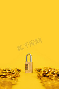 金币安全锁投资理财金融创意摄影图配图