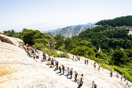 华山旅游白天华山的游客户外登山摄影图配图
