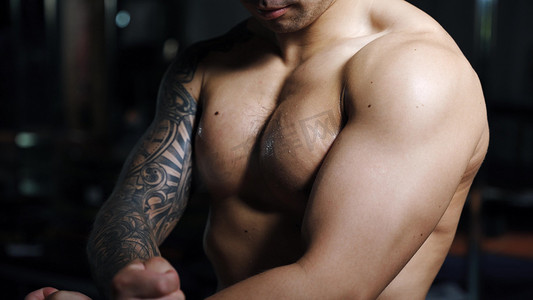 健硕肌肉男性胸肌线条展示健身运动健身教练