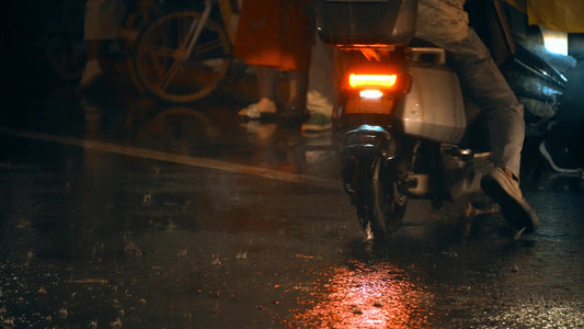 大雨磅礴下的城市车辆