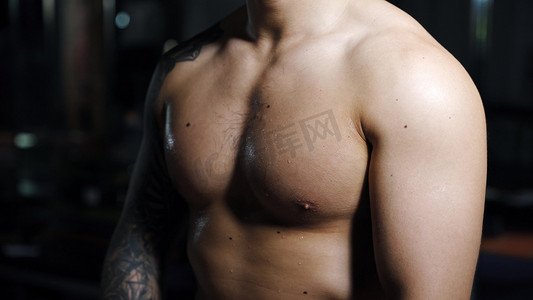 健硕肌肉男性健身教练胸肌线条展示健身运动