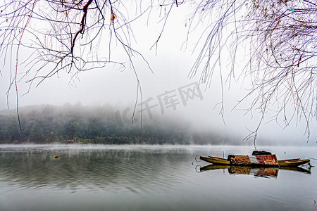 孤寂摄影照片_秋天上午渔船水边流动摄影图配图