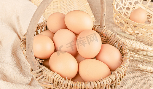 食物清新摄影照片_蛋类农产品白昼一篮子鸡蛋室内餐桌拍摄摄影图配图