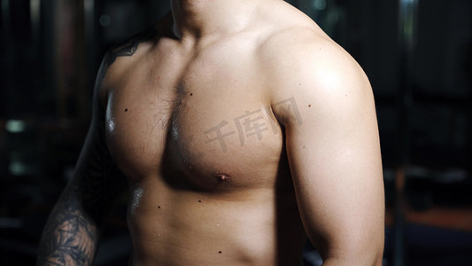 增肌摄影照片_健硕肌肉男性胸肌线条展示健身运动