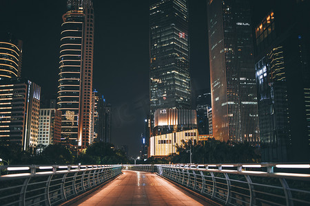 城市夜晚空无一人的人行桥天桥黑金背景摄影图配图