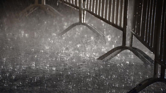 雨季摄影照片_实拍大雨磅礴下的城市路面