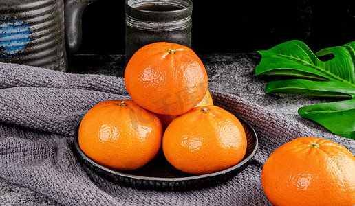 秋天应季美食白昼一盘橘子室内拍摄摄影图配图
