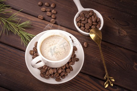 美味饮品烘烤咖啡豆与香浓咖啡摄影图配图