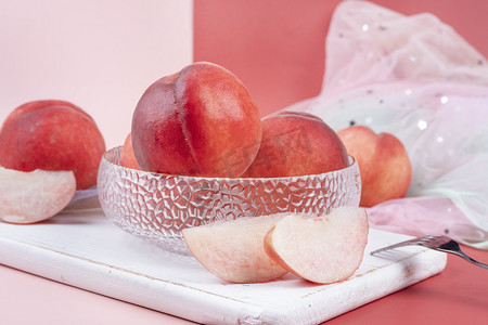 果盘桃子水果营养食材摄影图配图