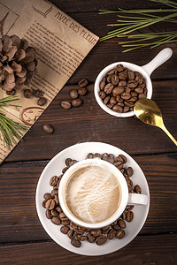 香浓美式木板上的咖啡豆与咖啡摄影图配图