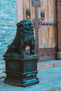 中式建筑镇宅狮子吉祥物摄影图配图
