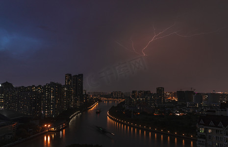 夏天城市摄影照片_城市雷雨天闪电夜晚闪电楼顶拍摄摄影图配图