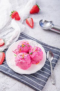 美食夏季草莓冰淇淋球室内餐桌上摄影图配图