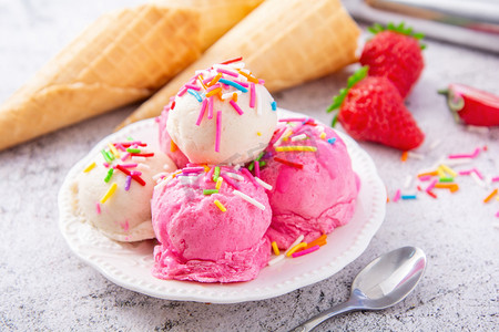 草莓饮品摄影照片_美食白天冰淇淋球室内盘子里摄影图配图