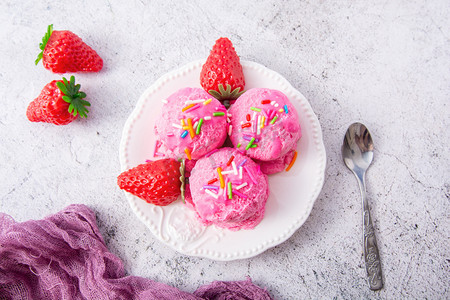 美食夏季草莓冰淇淋室内白盘子里摄影图配图