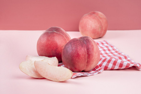 桃子可口多汁香甜果肉摄影图配图