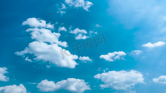 夏日天空摄影照片_实拍夏日蓝天白云