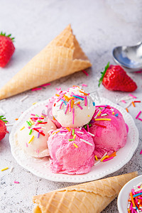 冰淇冰糕雪糕甜筒摄影照片_美食夏天甜筒室内盘子里摄影图配图