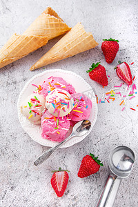 冰淇冰糕雪糕甜筒摄影照片_美食夏季甜筒室内盘子里摄影图配图
