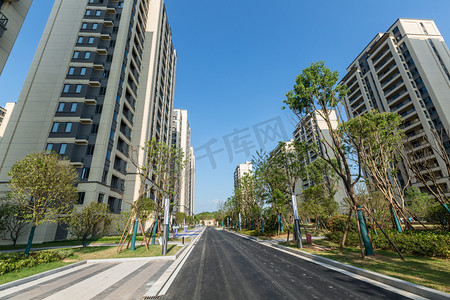 道路绿色摄影照片_小区环境效果图上午高楼道路室外无摄影图配图