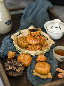 中秋节插画摄影照片_中国中秋节月饼白天月饼餐厅吃月饼摄影图配图