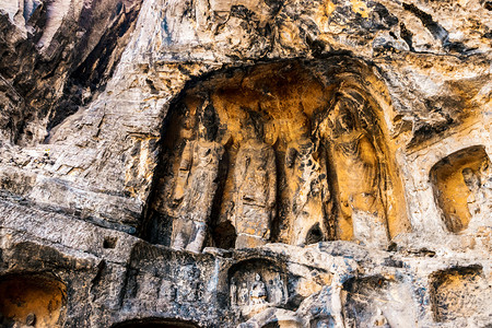 龙门石窟白天佛龛造像洛阳旅游摄影图配图