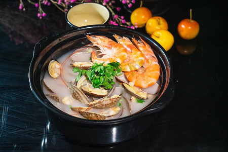 海鲜汤白天鲜虾蛤蜊室内食品摄影图配图