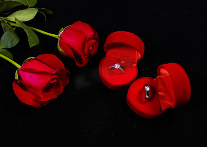 玫瑰戒指七夕节夜晚玫瑰戒指室内静物摄影图配图