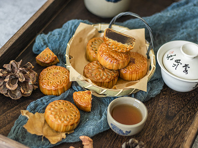 点心广式月饼白天月饼喝茶室内吃月饼摄影图配图