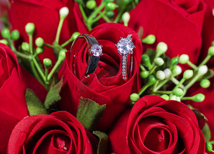 玫瑰花上的戒指白天戒指浪漫室内送戒指摄影图配图