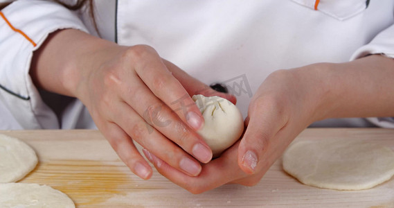 制作面点摄影照片_厨师包韭菜鸡蛋包子面点面食手工包包子餐饮美食制作