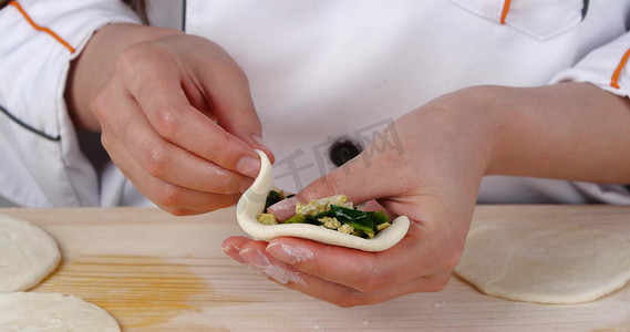 制作面点摄影照片_厨师包韭菜鸡蛋包子面点面食手工包包子餐饮美食制作