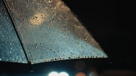 下雨天夜晚雨滴滑落雨伞伤感